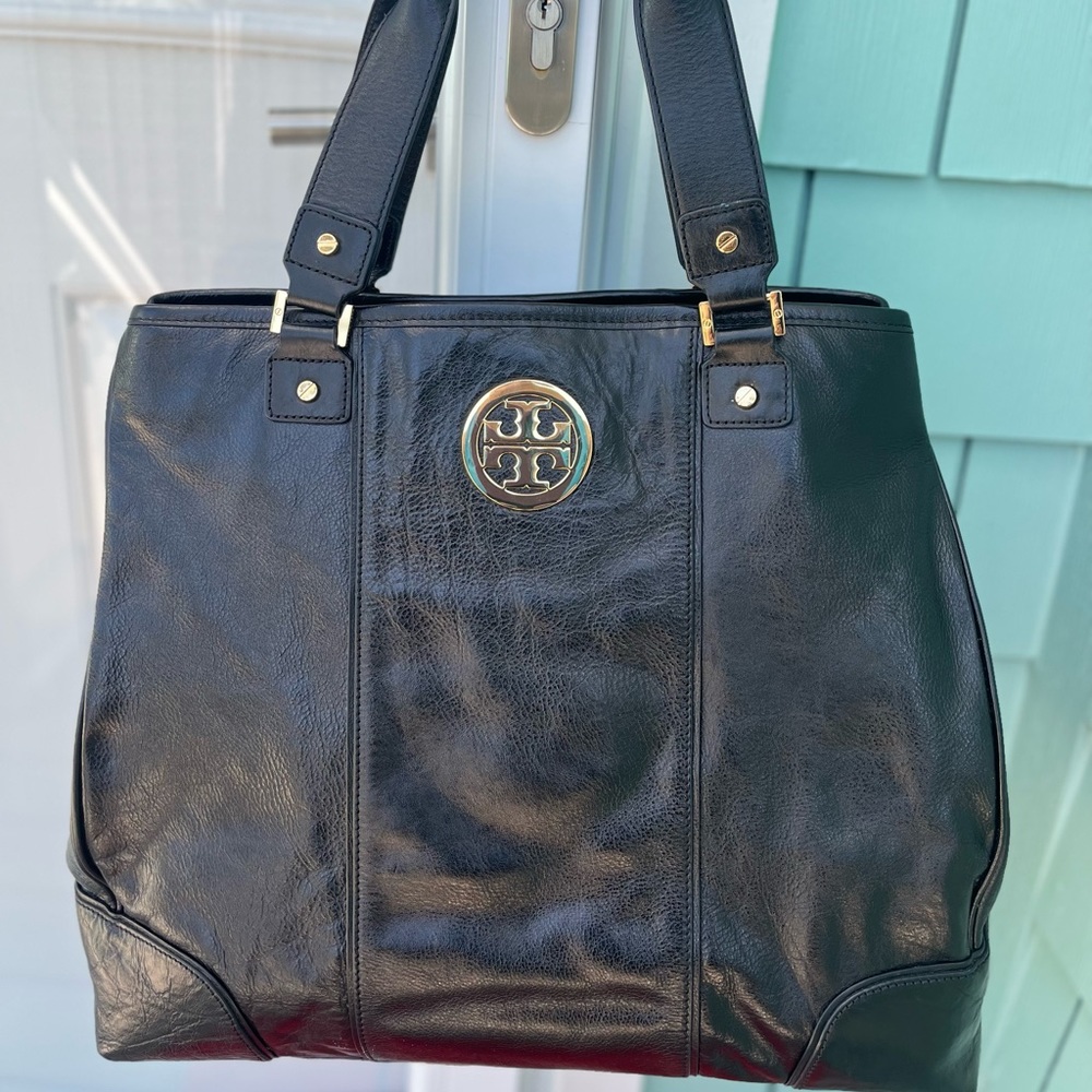 Extra large leather bag in mint condition! It’s an ideal carryon travel bag.